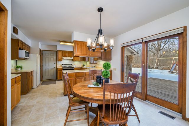 38 Walnut Creek Lane, Oswego, IL 60543