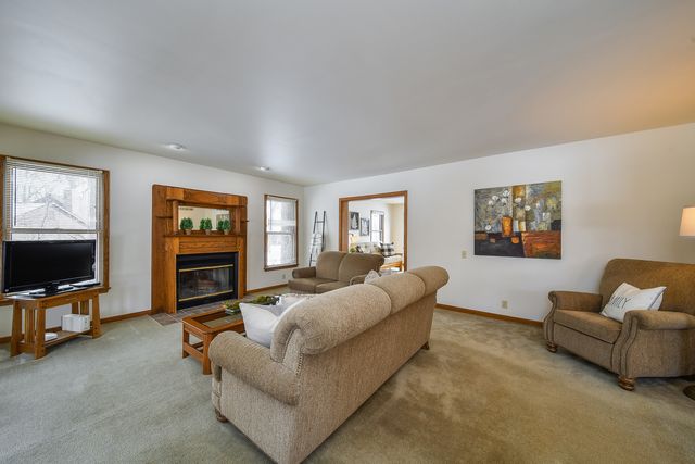 38 Walnut Creek Lane, Oswego, IL 60543