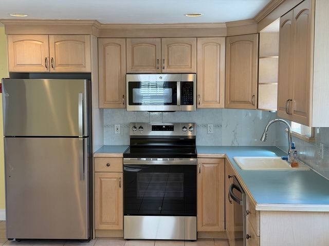 37 Longview Way 37, Peabody, MA 01960