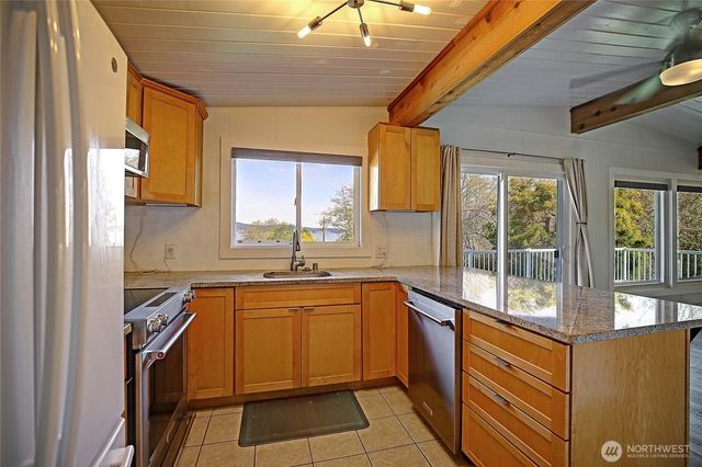804 Sandstone Lane, Camano Island, WA 98282