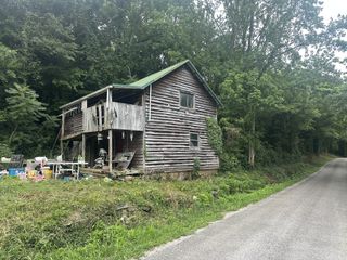 17 Hackett Valley Rd, Hickman, TN 38567