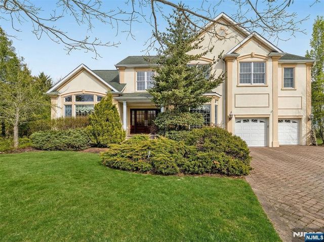 304 Blauvelt Court, Paramus, NJ 07652