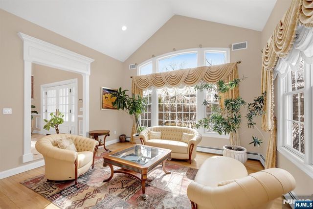 304 Blauvelt Court, Paramus, NJ 07652