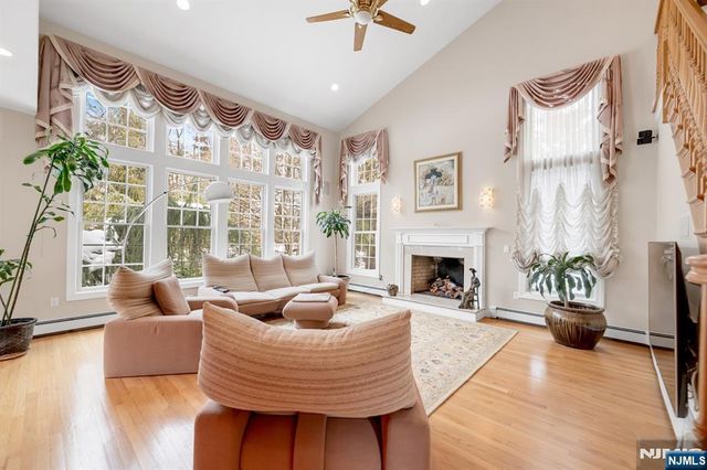 304 Blauvelt Court, Paramus, NJ 07652