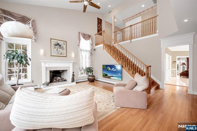 304 Blauvelt Court, Paramus, NJ 07652