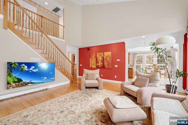 304 Blauvelt Court, Paramus, NJ 07652