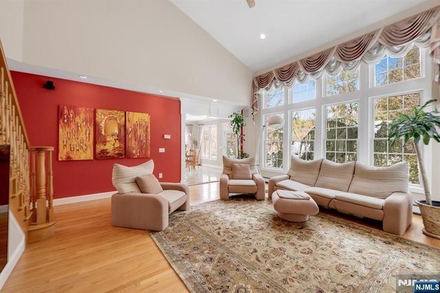 304 Blauvelt Court, Paramus, NJ 07652