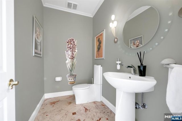 304 Blauvelt Court, Paramus, NJ 07652