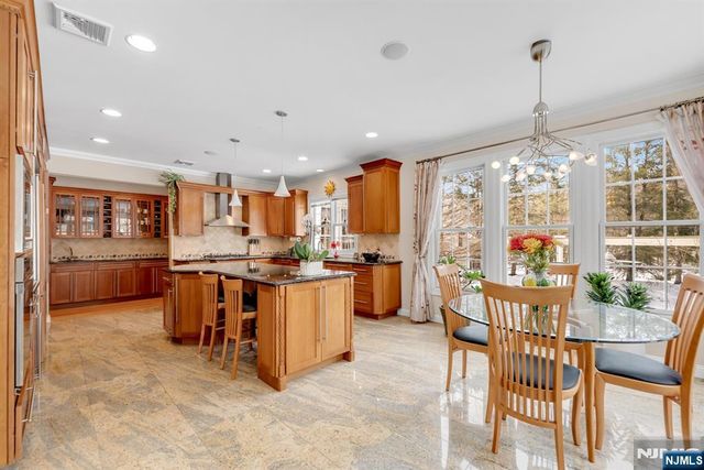 304 Blauvelt Court, Paramus, NJ 07652