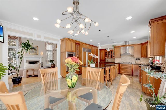 304 Blauvelt Court, Paramus, NJ 07652