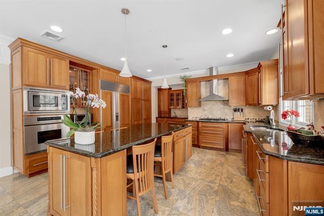 304 Blauvelt Court, Paramus, NJ 07652