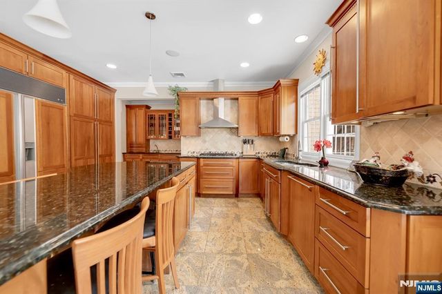 304 Blauvelt Court, Paramus, NJ 07652