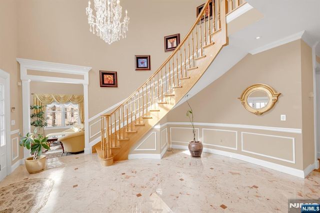 304 Blauvelt Court, Paramus, NJ 07652