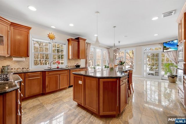 304 Blauvelt Court, Paramus, NJ 07652