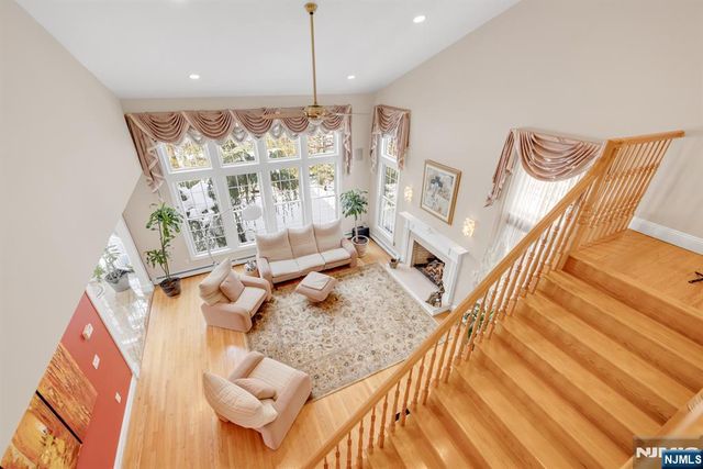 304 Blauvelt Court, Paramus, NJ 07652