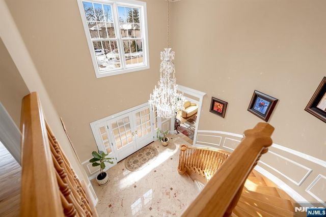 304 Blauvelt Court, Paramus, NJ 07652