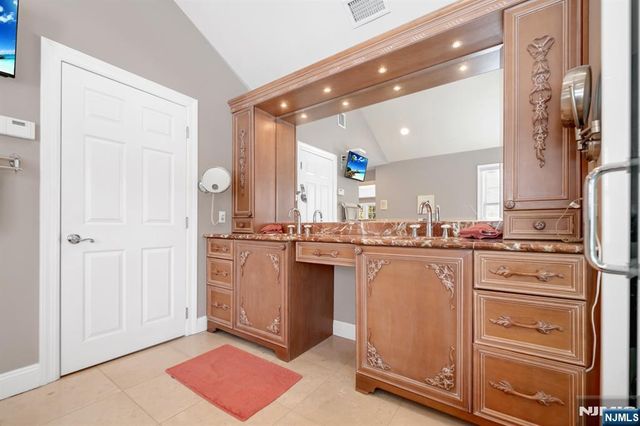 304 Blauvelt Court, Paramus, NJ 07652