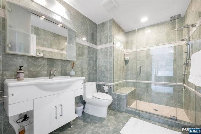 304 Blauvelt Court, Paramus, NJ 07652