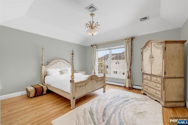 304 Blauvelt Court, Paramus, NJ 07652