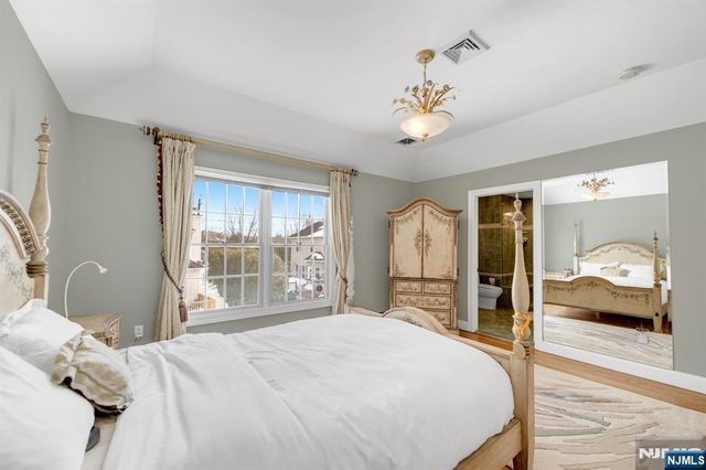 304 Blauvelt Court, Paramus, NJ 07652