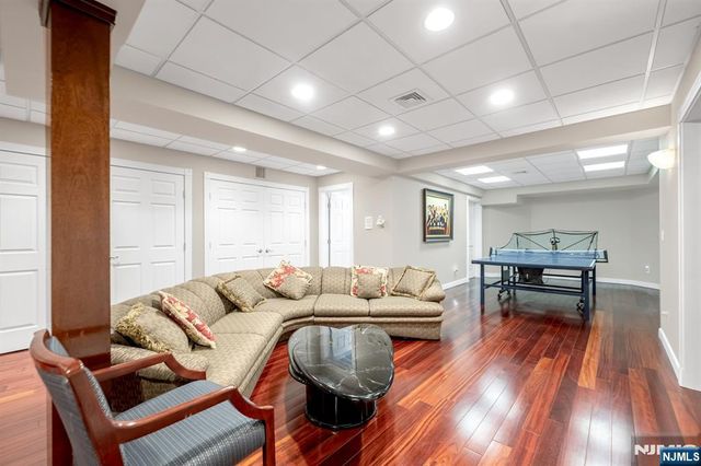 304 Blauvelt Court, Paramus, NJ 07652