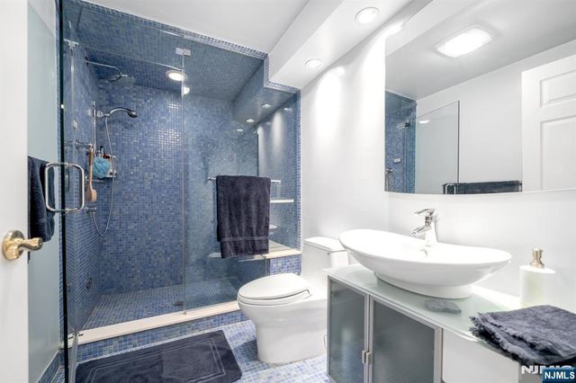 304 Blauvelt Court, Paramus, NJ 07652