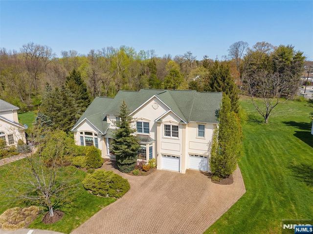 304 Blauvelt Court, Paramus, NJ 07652