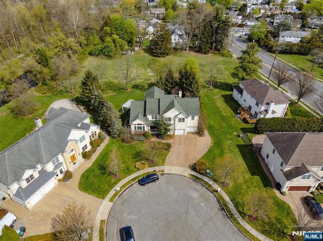 304 Blauvelt Court, Paramus, NJ 07652