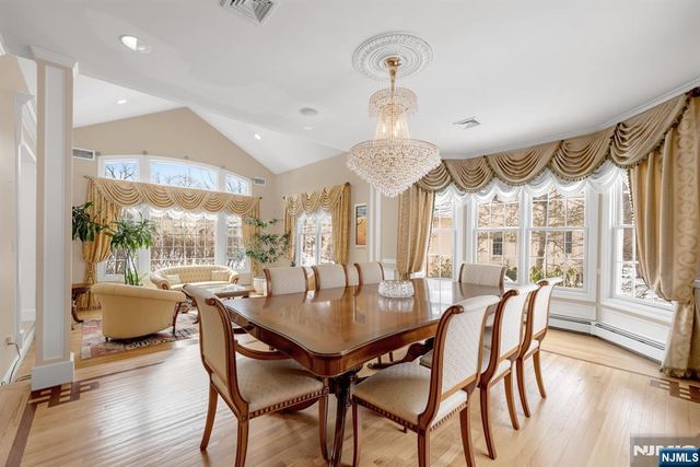 304 Blauvelt Court, Paramus, NJ 07652