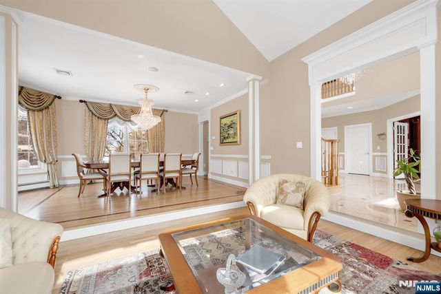 304 Blauvelt Court, Paramus, NJ 07652