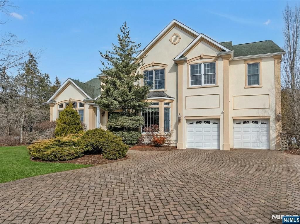 304 Blauvelt Court, Paramus, NJ 07652