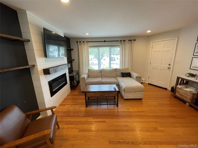 36 34th Street, Copiague, NY 11726