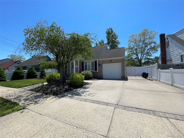 36 34th Street, Copiague, NY 11726