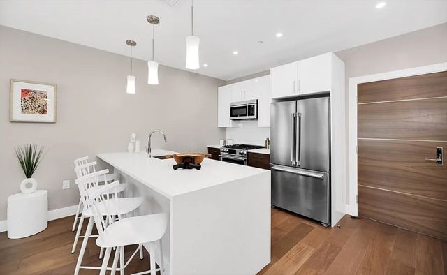 425 Lagrange St 210, Boston, MA 02132