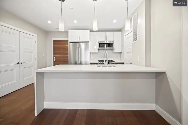 425 Lagrange St 210, Boston, MA 02132