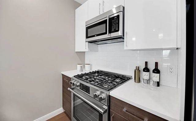 425 Lagrange St 210, Boston, MA 02132
