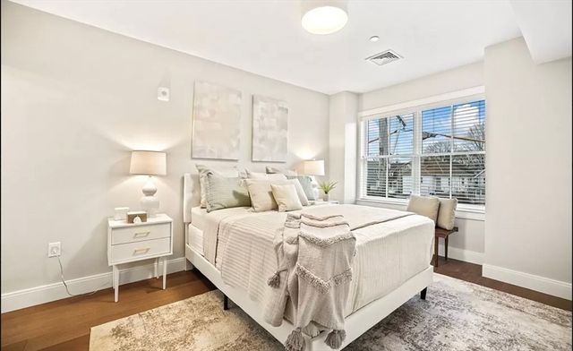 425 Lagrange St 210, Boston, MA 02132