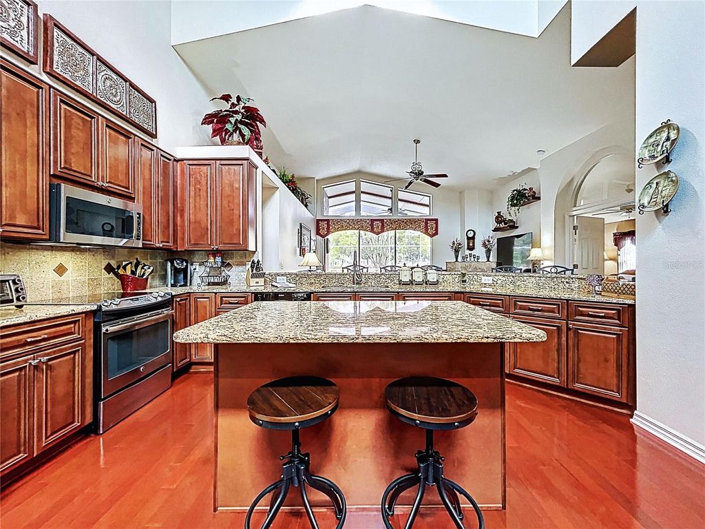 Image 13 of property listing at 22707 LAURELDALE DRIVE, Lutz, FL 33549