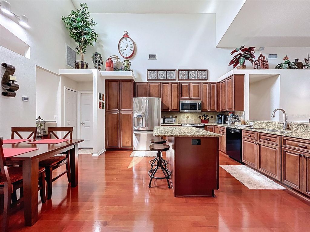 Image 16 of property listing at 22707 LAURELDALE DRIVE, Lutz, FL 33549