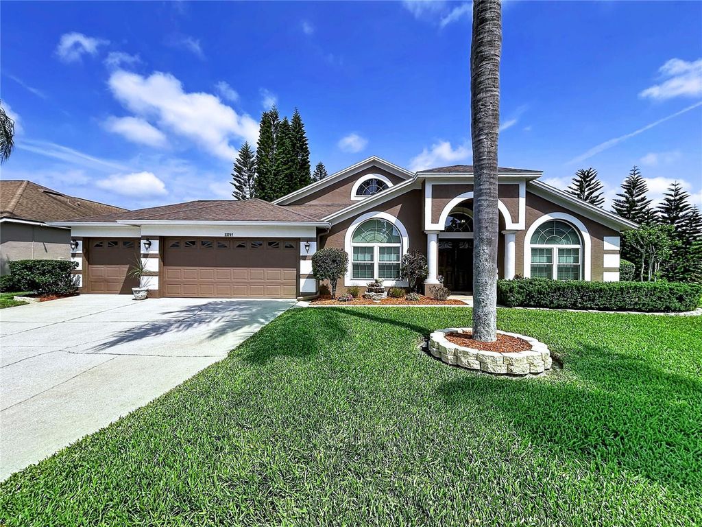 Image 4 of property listing at 22707 LAURELDALE DRIVE, Lutz, FL 33549