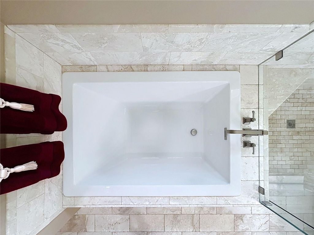 Image 33 of property listing at 22707 LAURELDALE DRIVE, Lutz, FL 33549