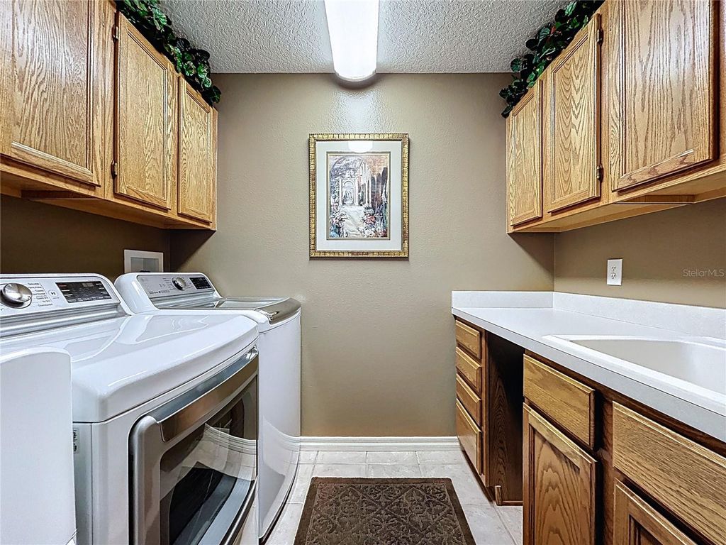 Image 41 of property listing at 22707 LAURELDALE DRIVE, Lutz, FL 33549