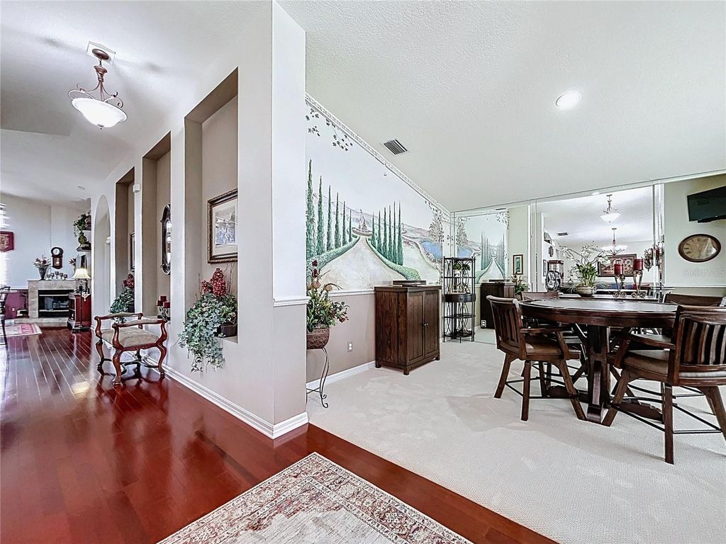 Image 8 of property listing at 22707 LAURELDALE DRIVE, Lutz, FL 33549