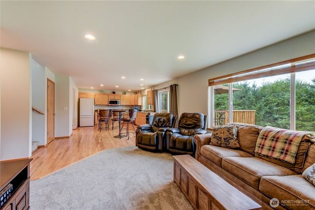 806 Darwins Way, Granite Falls, WA 98252