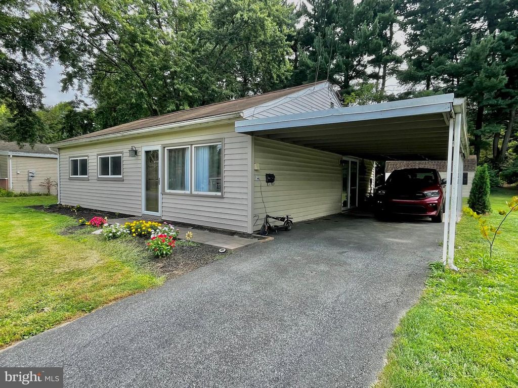 2542 BROAD ST, East Petersburg, PA 17520