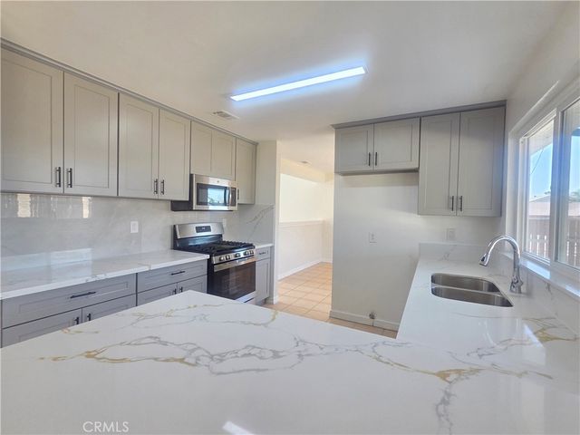 7492 Eugenia, Fontana, CA 92336