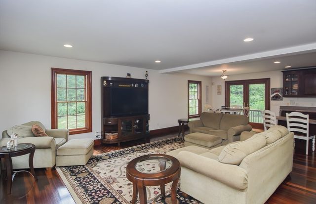8 Martin Rd, Brookfield, MA 01506