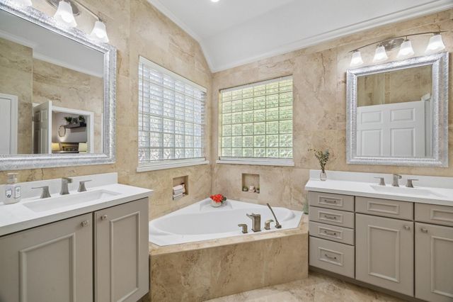 2102 Hickory Village Circle, Kingwood, TX 77345
