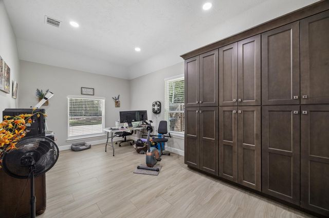 2102 Hickory Village Circle, Kingwood, TX 77345