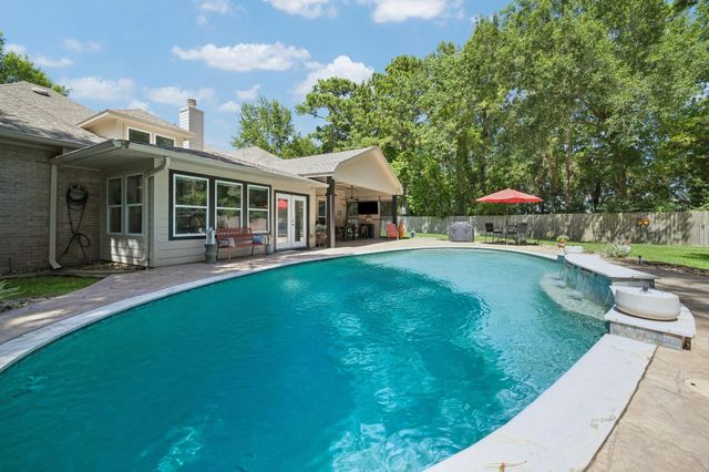 2102 Hickory Village Circle, Kingwood, TX 77345
